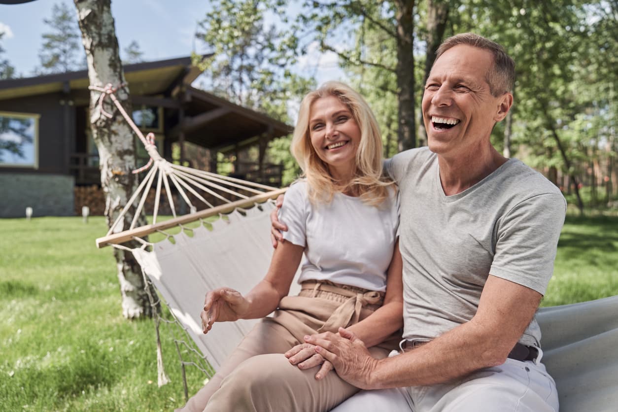 Paar entspannt in der Hängematte im Garten