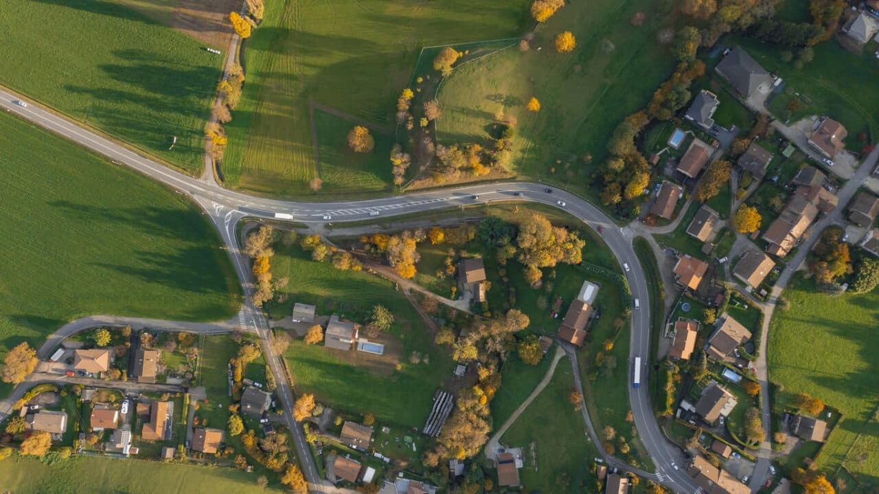 Alpine Landschaft mit Bergstraße