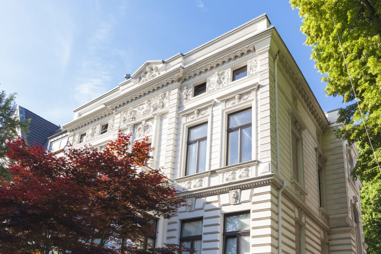 Luxusimmobilien vor blauem Himmel